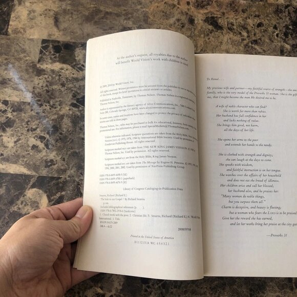 What Does God Expect Of Us? The Hole in Our Gospel Richard Stearns 2010 PB - Picture 4 of 9